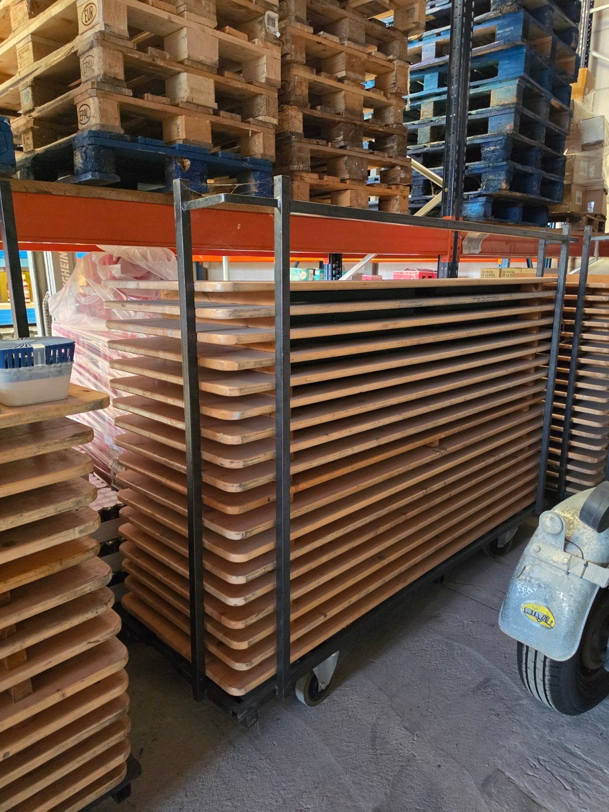 51 PROFESSIONELE BIERTAFELS  + 3 TRANSPORTKARREN, Ophalen, Gebruikt, Meubilair
