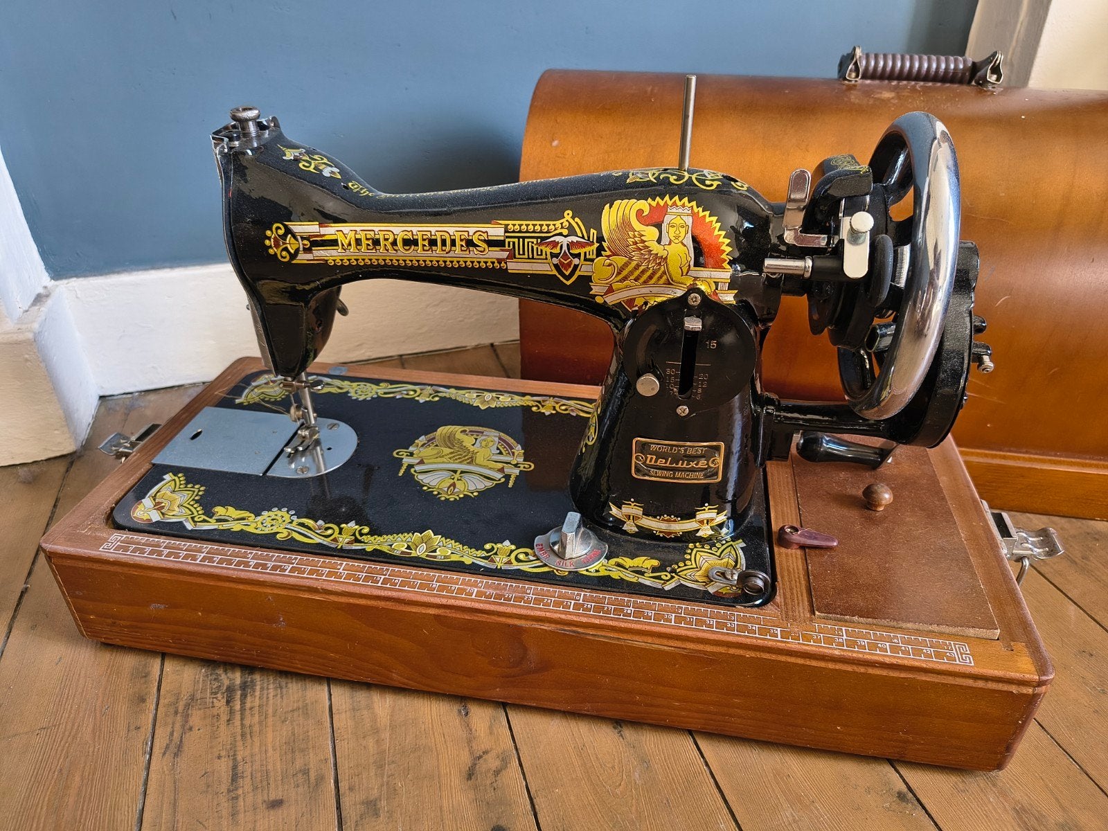 Antieke naaimachine met koffer, Enlèvement