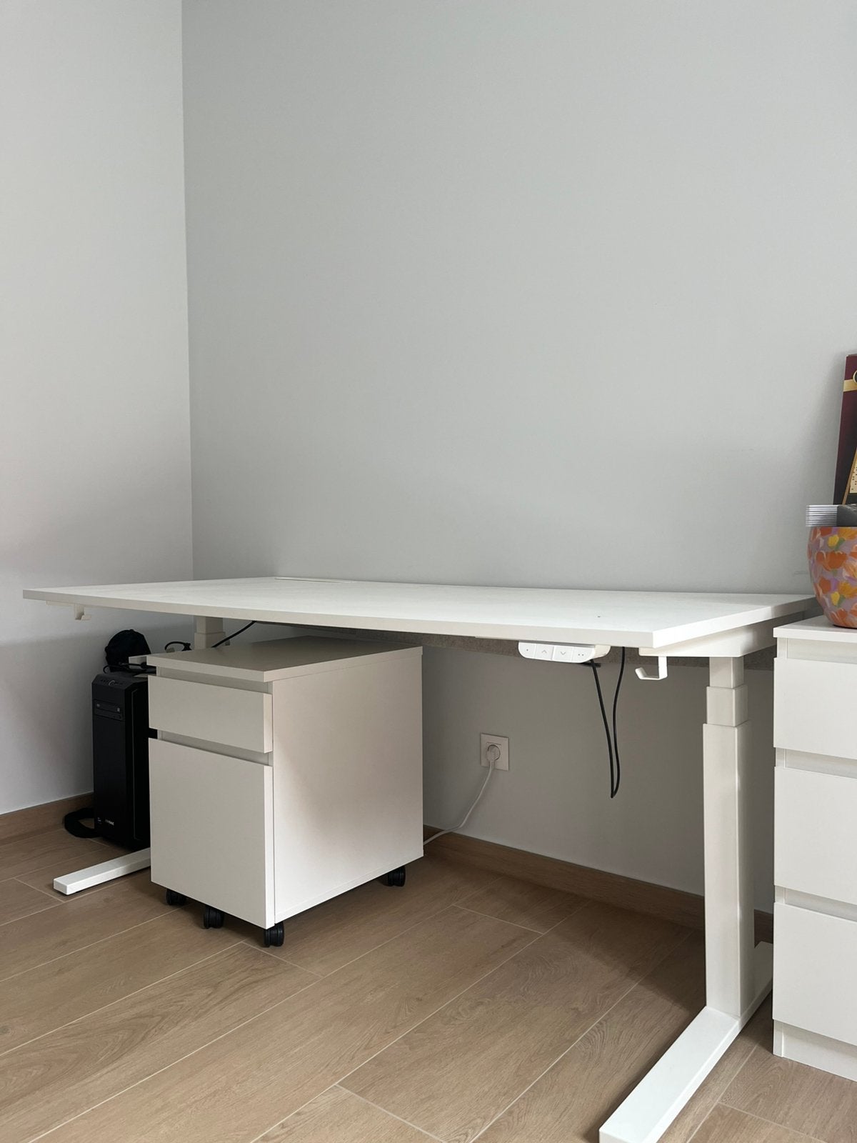 Elektrisch zit-sta + ladeblok + bureaustoel (€500), Ophalen, Zit-sta bureau, Zo goed als nieuw, IKEA