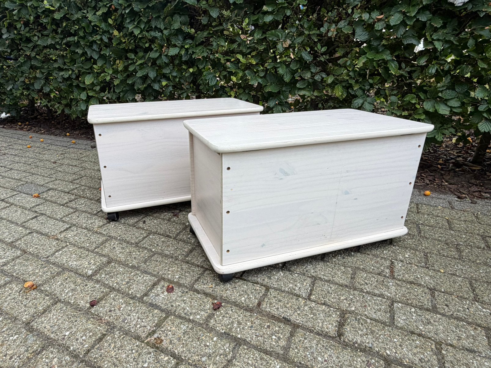Opbergdozen op wieltjes  gepatineerd., Ophalen, Gebruikt
