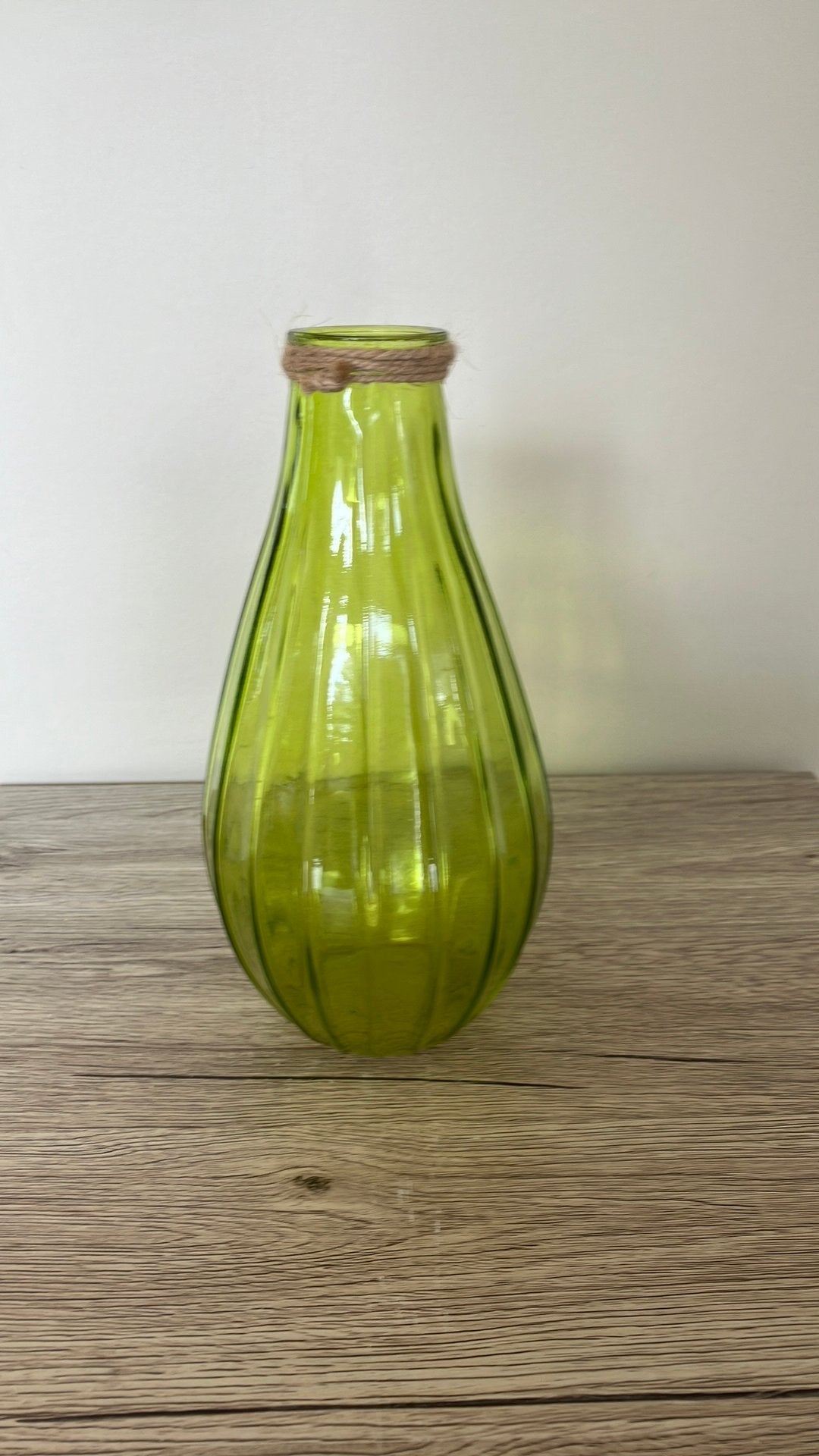 Groene vaas, Huis en Inrichting, Ophalen, 25 cm, Geschikt voor buiten, Groen