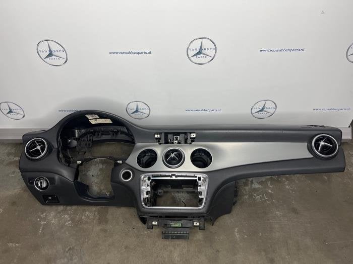 Dashboard van een Mercedes CLA, Gebruikt, -, -, 3 maanden garantie