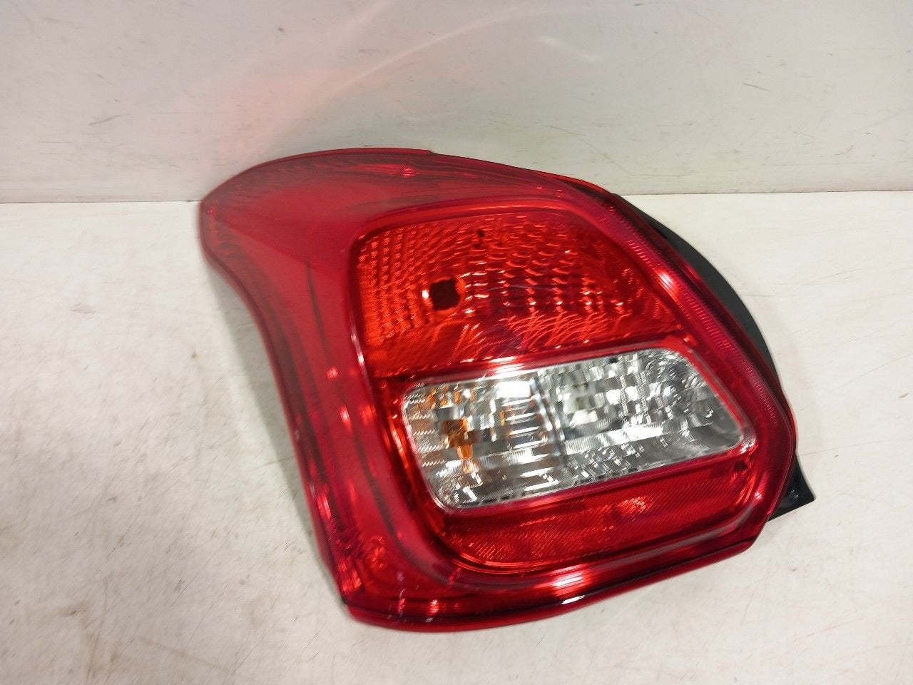 Achterlicht links buiten Suzuki Swift, Onderdelen@venauto.nl, Van der Ven Autorecycling B.V., Gebruikt, Ettenseweg 76, 4706 PB Roosendaal, The Netherlands