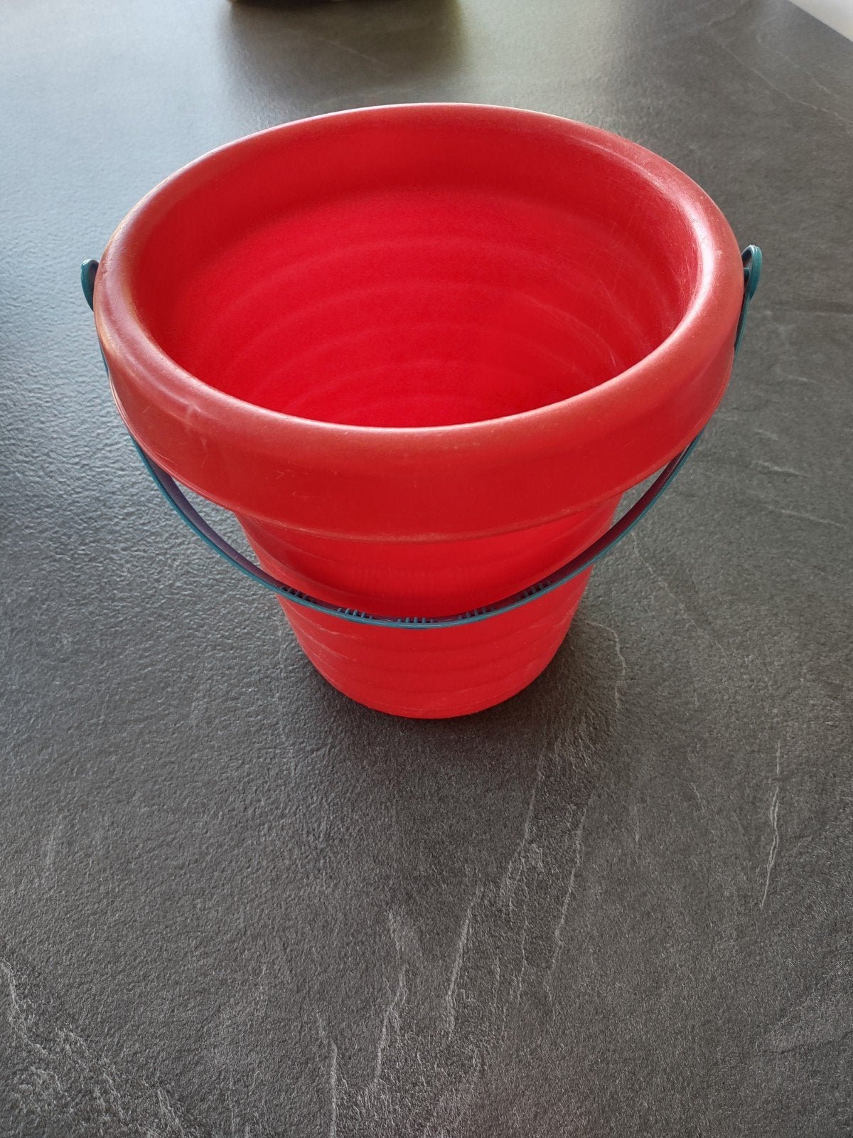 Rood en blauw emmertje voor zandbak, Enlèvement, Utilisé