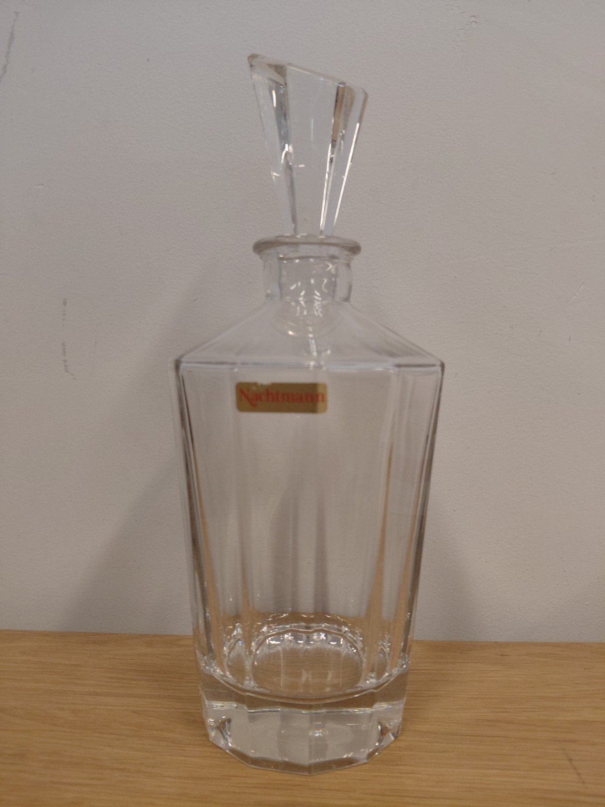 Carafe en cristal, Enlèvement