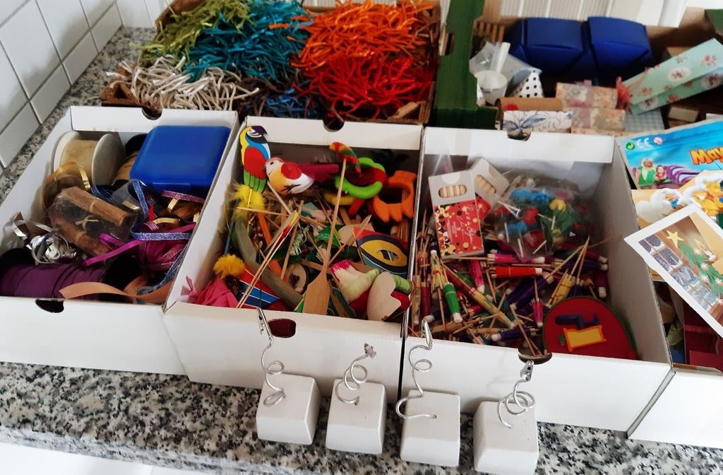Verschillende dozen met knutselmaterialen, Enlèvement