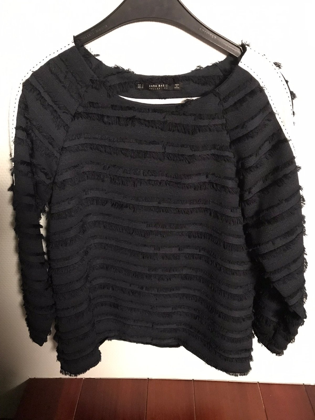 Speciale zwarte pull met witte streep in de mouw, Ophalen of Verzenden, Zo goed als nieuw, Maat 36 (S)