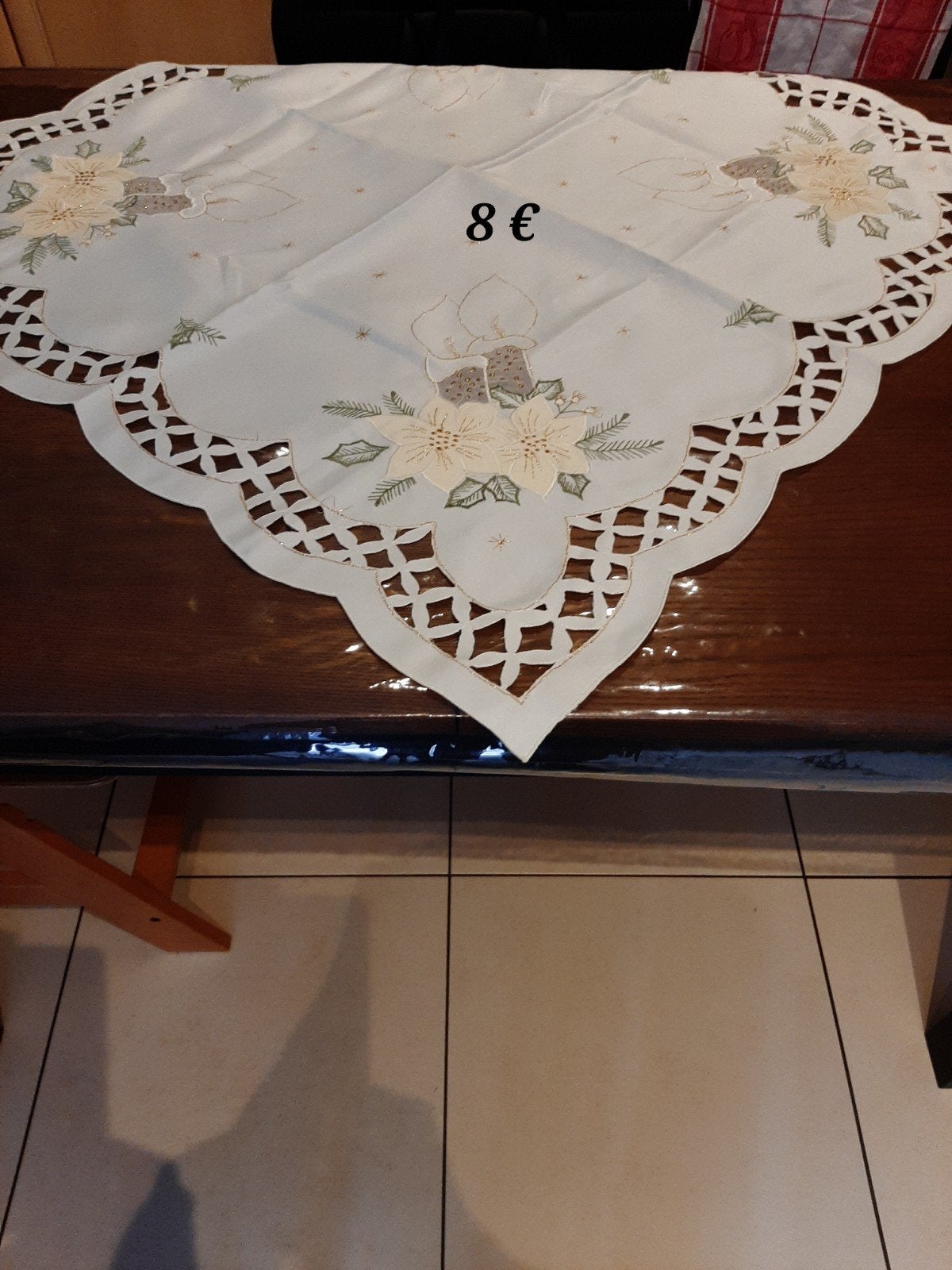 nappe carrée décor fêtes et napperons oval., Nappe, Enlèvement