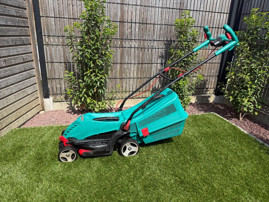 Zo goed als nieuwe Bosch ARM 34 Elektrische Grasmaaier 1300W, Tuin en Terras, Grasmaaiers, Ophalen, Cirkelmaaier, Gebruikt, Elektrische grasmaaier