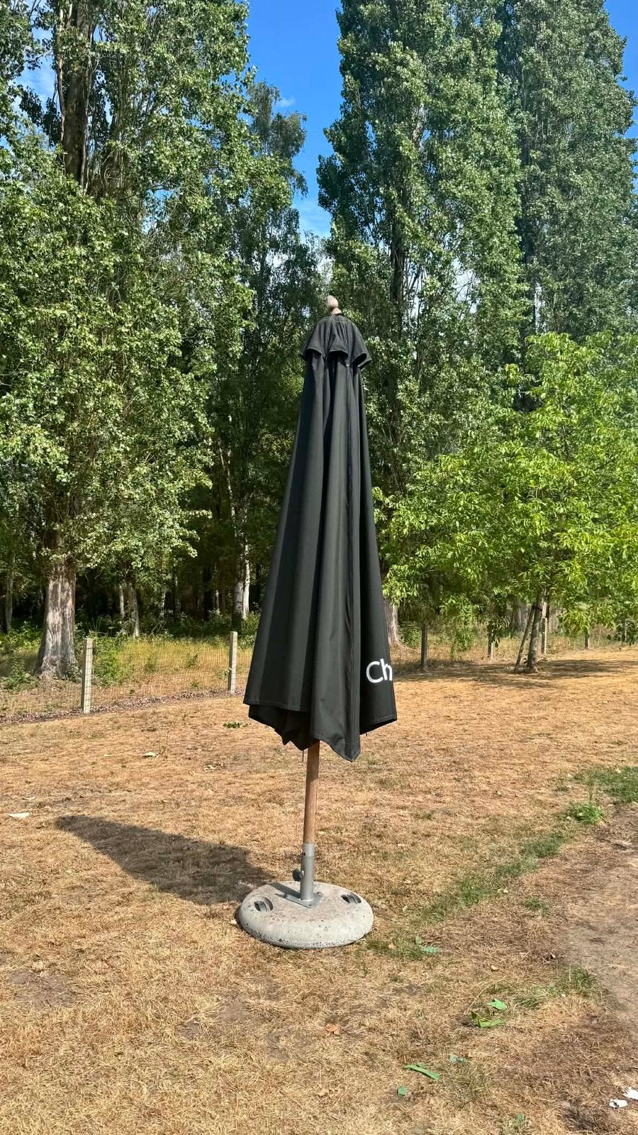 Grote paraplu met zware voet, Tuin en Terras, Ophalen, Gebruikt