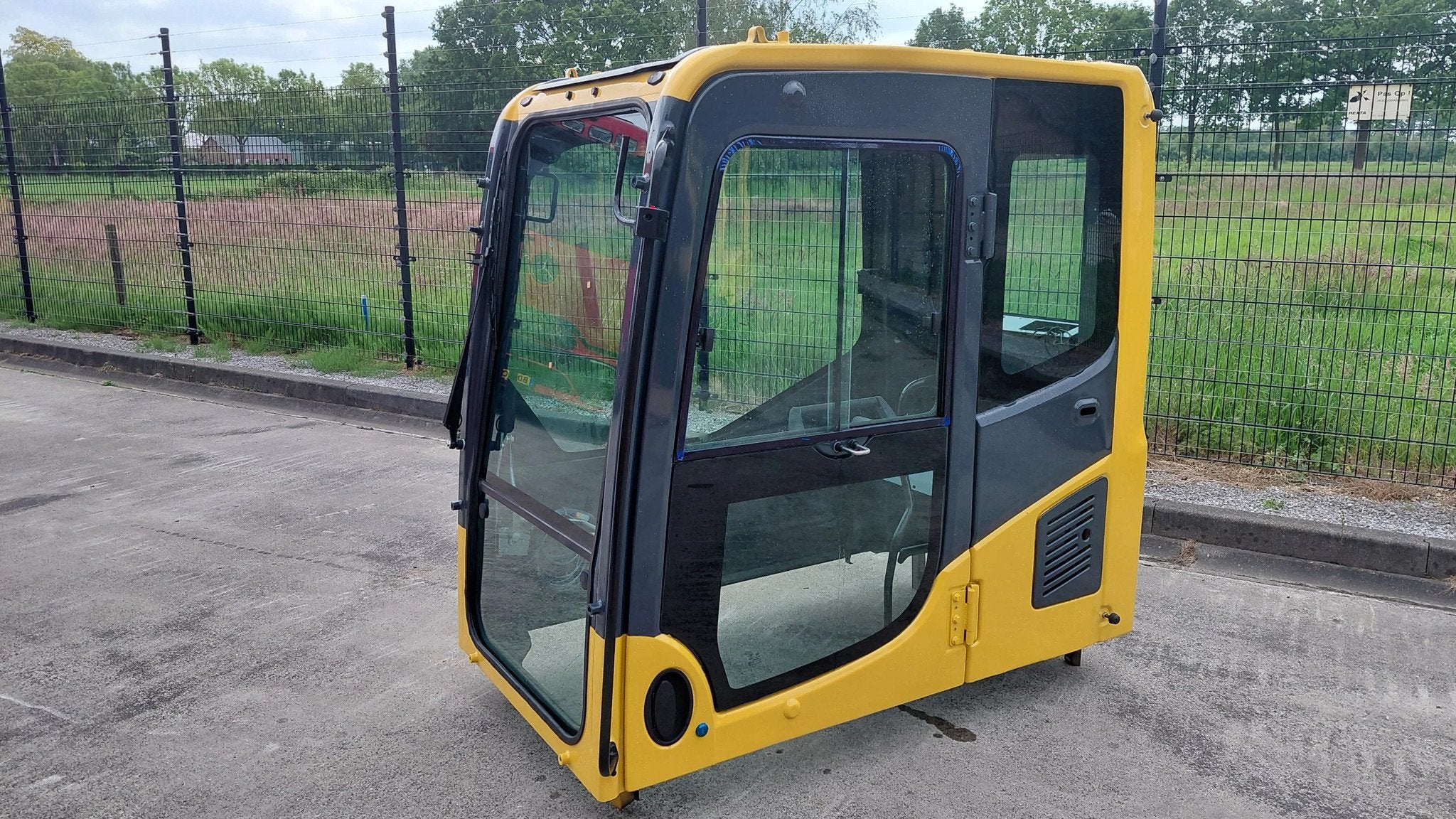 Komatsu -8 cab / NEW, Zakelijke goederen