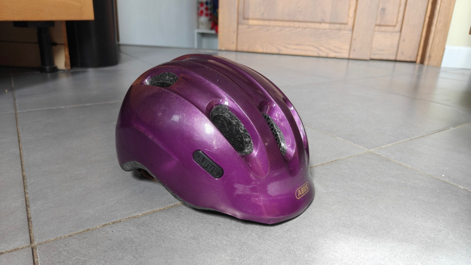 ABUS Smiley 2.0 kinderfietshelm – paars – maat 50-55 cm, Fietsen en Brommers, Fietsaccessoires | Fietshelmen, Gebruikt, Jongen of Meisje