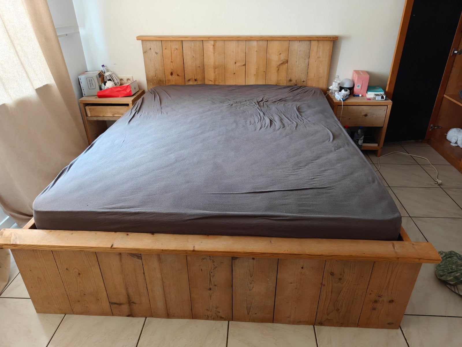Bed met nachtkastjes, Enlèvement
