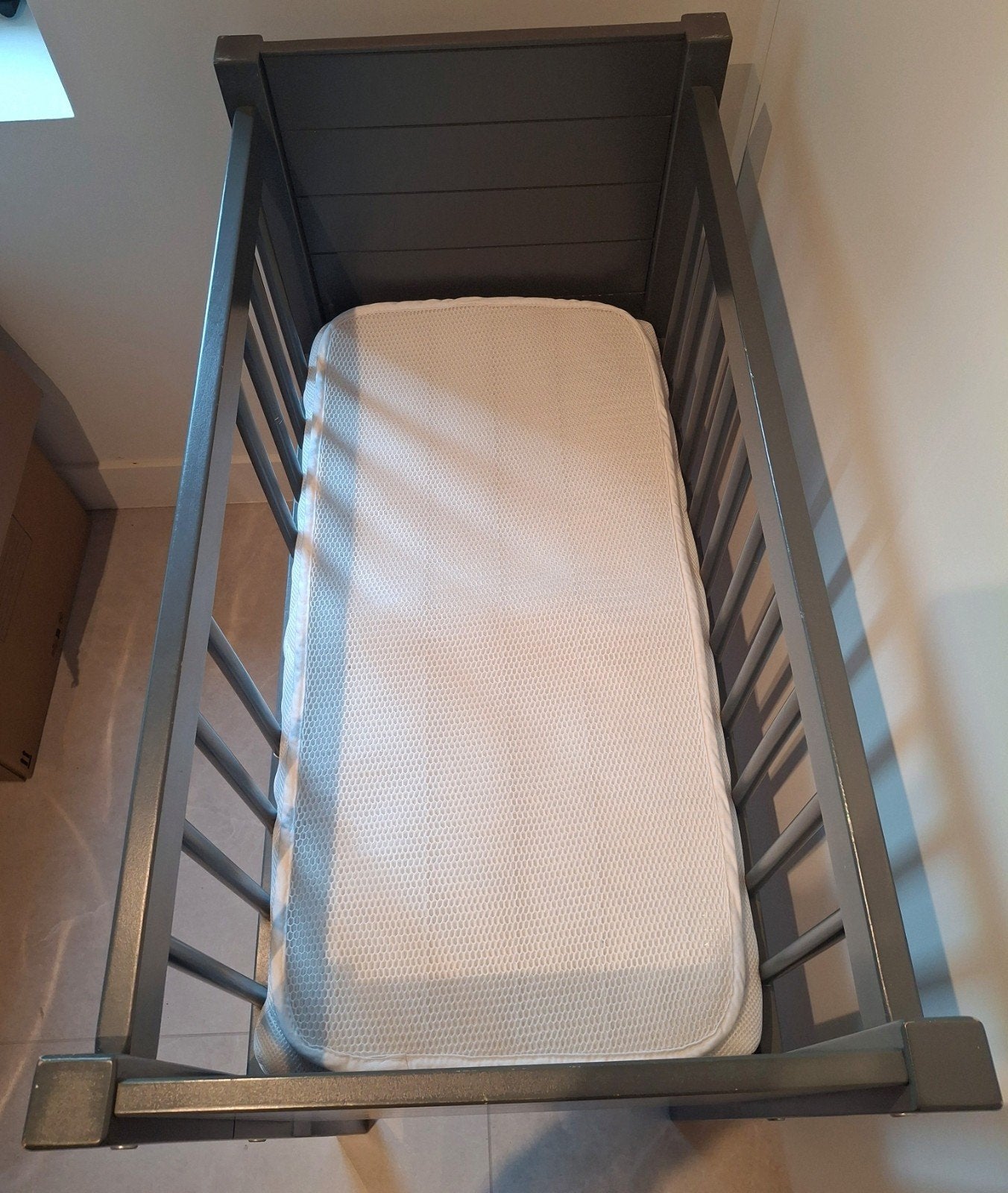 Babybed met aerosleepmatras en -matrasbeschermer, Kinderen en Baby's, Ophalen, Gebruikt, Ledikant