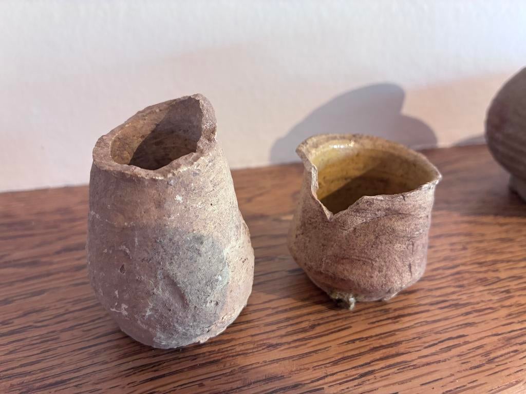 Lot 2 zalfpotjes aardewerk 16de eeuw, Antiek en Kunst, Ophalen of Verzenden