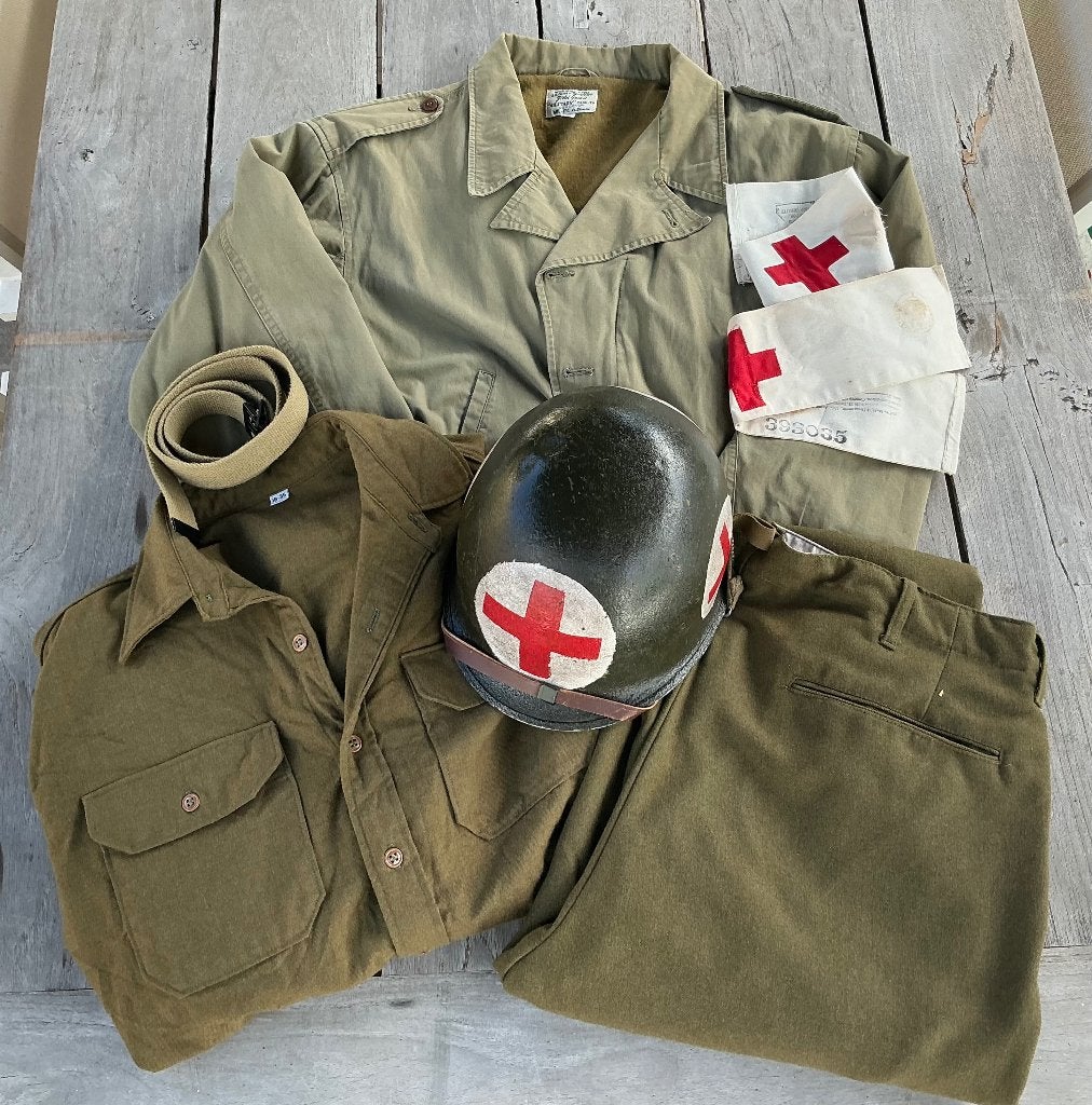 US WWII WO2 Reenactors Medic jas broek en helm helmet, Verzamelen, Ophalen of Verzenden