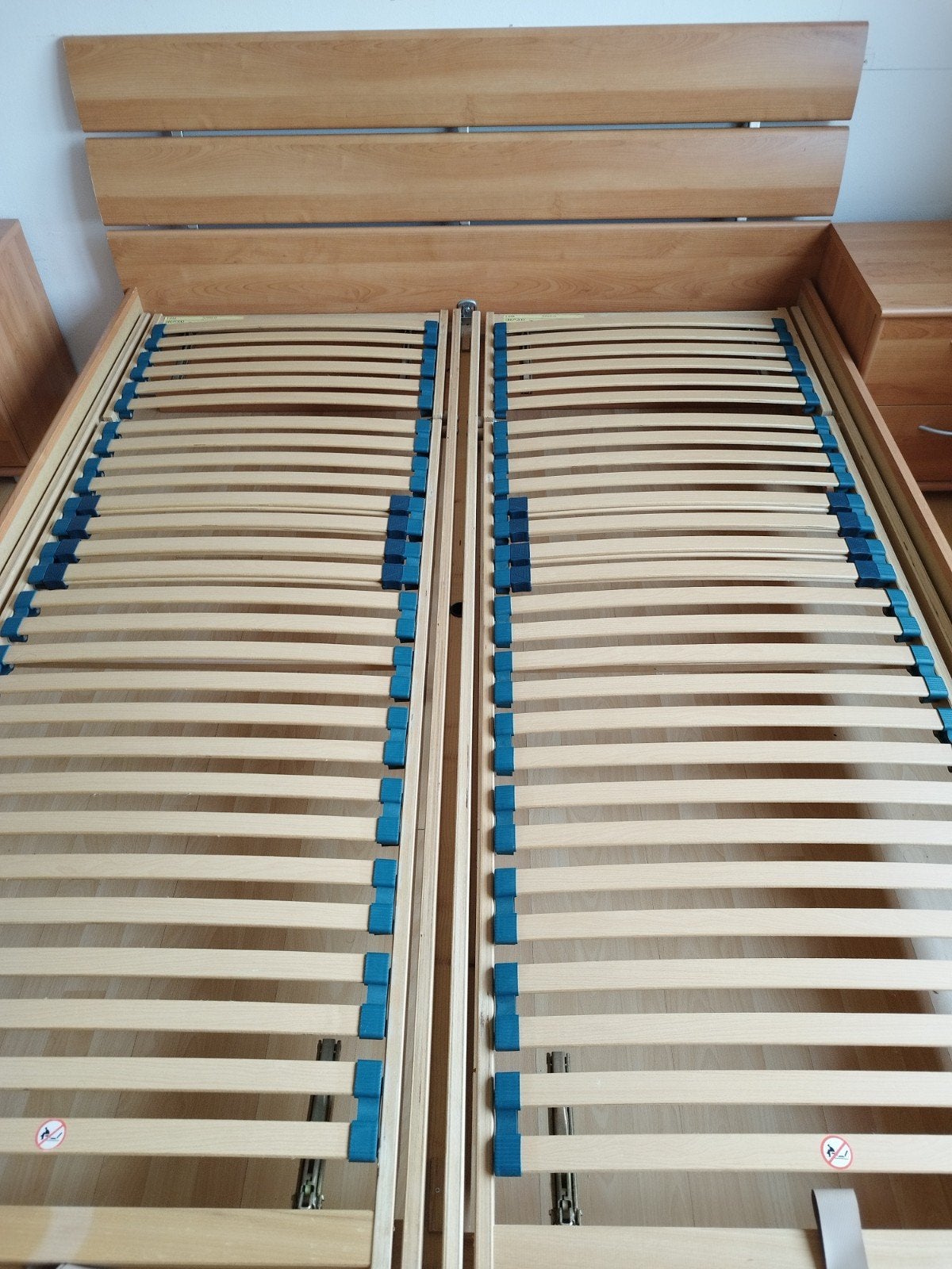 Een bed met nachtkastjes en een commode is te koop., Ophalen