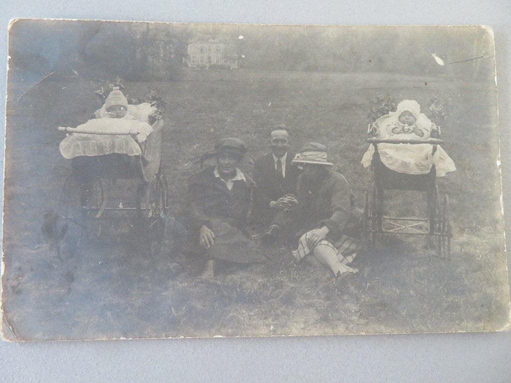 oude foto postkaart familie met twee kinderwagens, Ophalen of Verzenden, Voor 1940, Kind, Foto