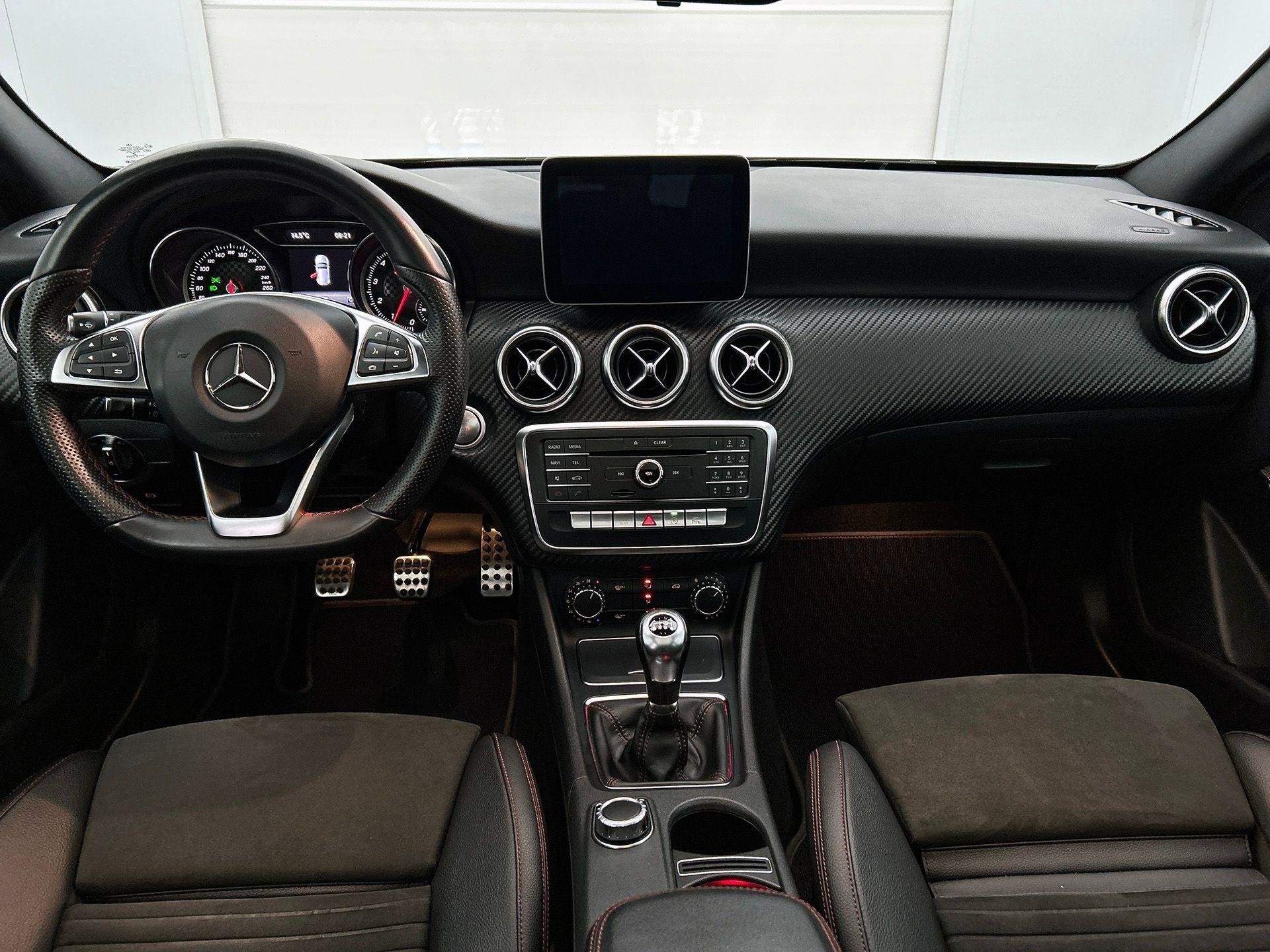 Mercedes-Benz A-Klasse 160 Hatchback AMG Line | Panoramisch, Autos, Entreprise, 5 portes, 5 places, 102 ch