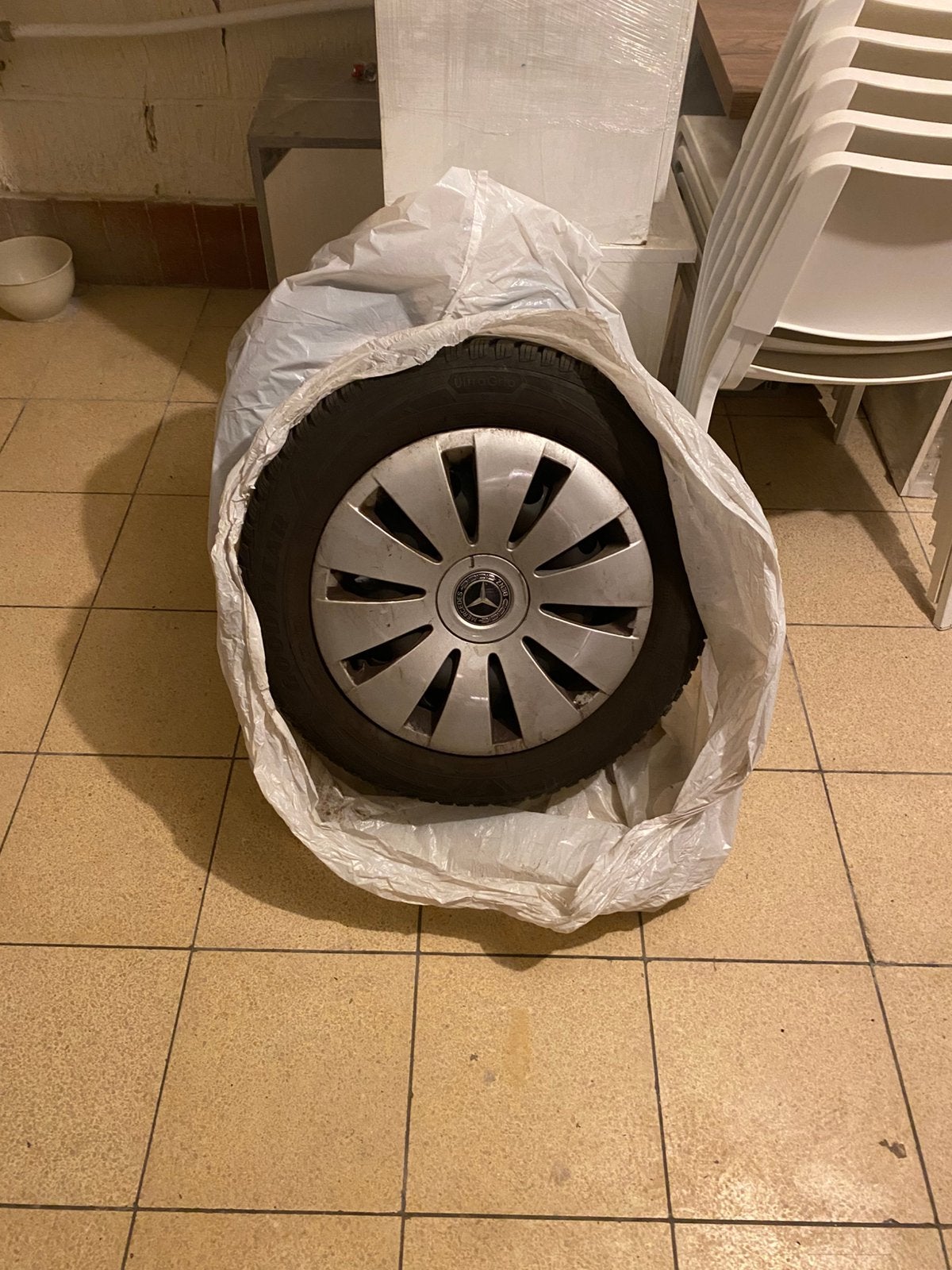 Jantes tole + enjoliveurs mercedes + 4 pneus hiver, Autos : Pièces & Accessoires, Enlèvement, Pneus hiver, Pneu(s)
