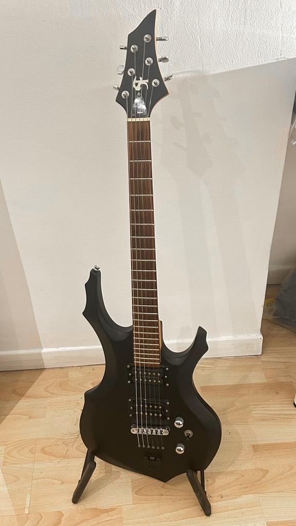 Guitare électrique noire (FBT) - Guitare électrique noire, Musique & Instruments, Enlèvement ou Envoi, Utilisé, Solid body, Autres marques