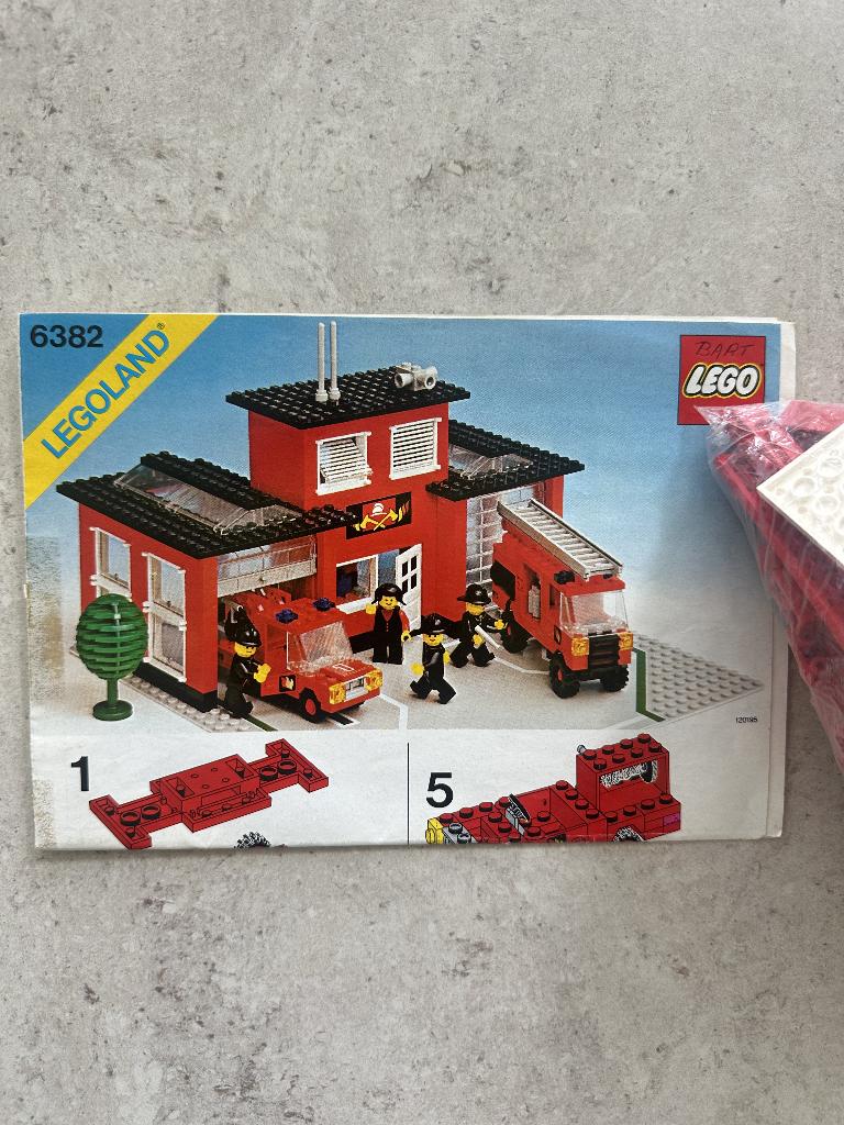 LEGO 6382 brandweer kazerne COMPLEET + boekjes, Kinderen en Baby's, Speelgoed | Duplo en Lego, Ophalen of Verzenden, Gebruikt