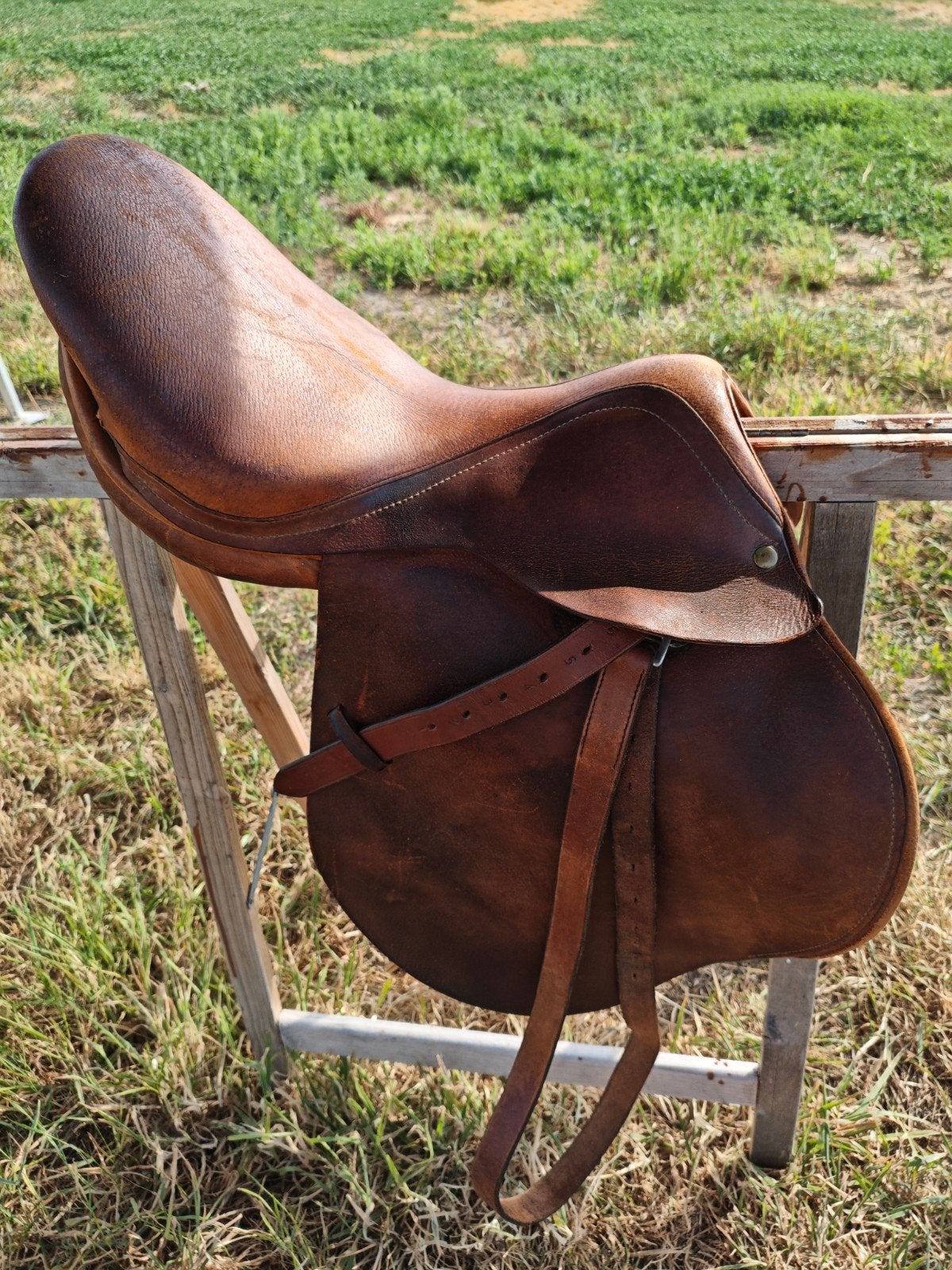 tijdloos roestbruin stubben zadel in gebruikte staat, Animaux & Accessoires, Chevaux & Poneys | Selles, Moyen, Enlèvement, Stubben