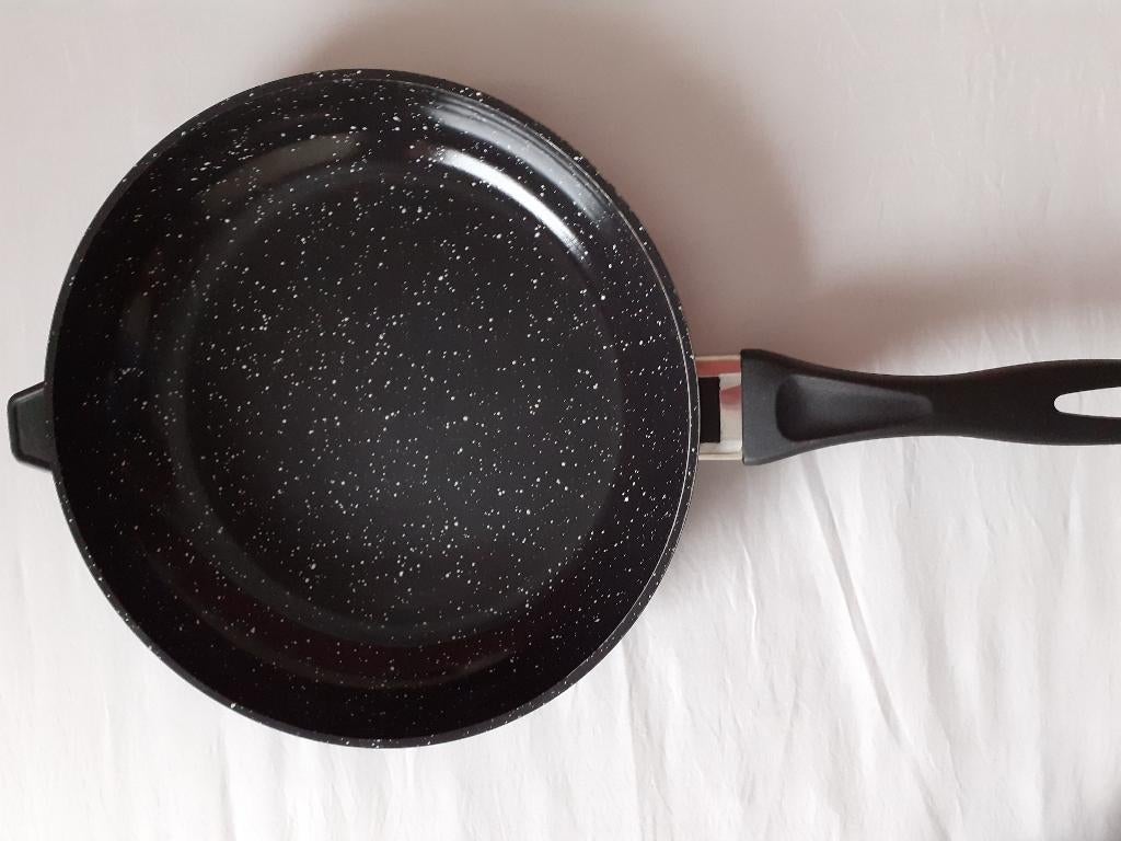 Grote gietijzeren pan van 33 cm. ook inductie, Ophalen of Verzenden, Gebruikt, Gietijzer