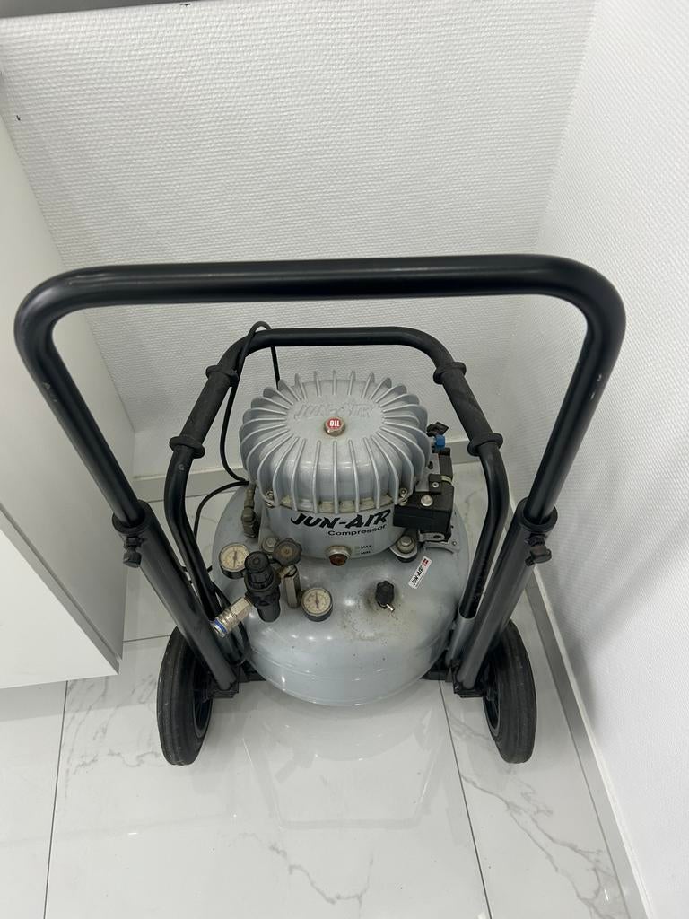 Compressor model 6-25 van Jun-Air, Doe-het-zelf en Bouw, Compressors, Gebruikt, Ophalen