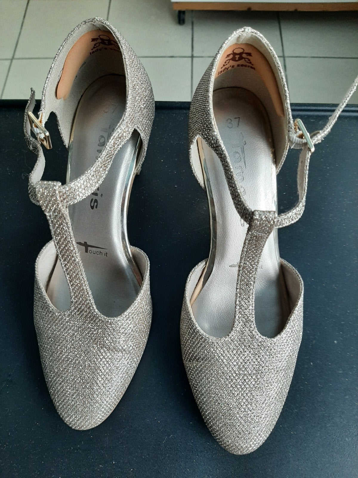 Belles chaussures dorées, Enlèvement ou Envoi