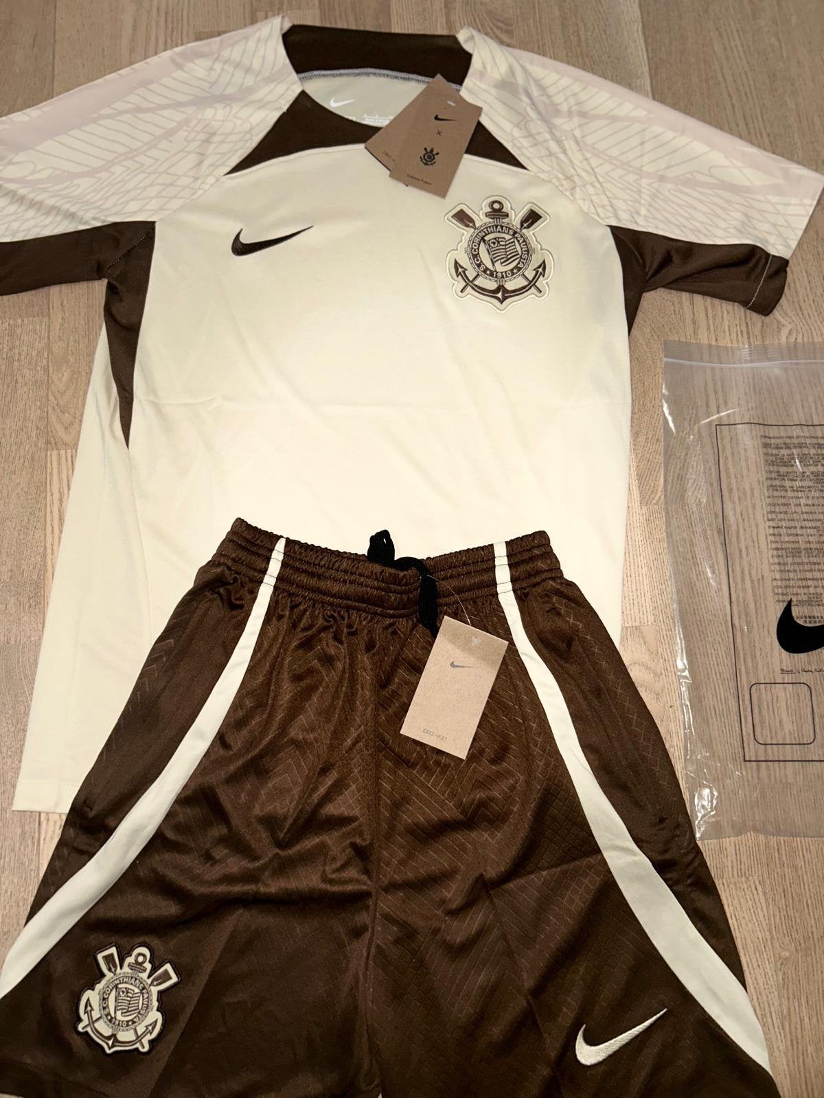Set de chaussures Corinthians taille M, Vêtements | Hommes, Vêtements de sport, Enlèvement, Comme neuf, Taille 48/50 (M)