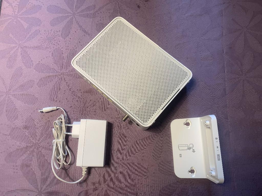 Router Telenet CH7465LG-TN + prise NIU-WO/T1, Computers en Software, Routers en Modems, Verzenden, Gebruikt, Router met modem