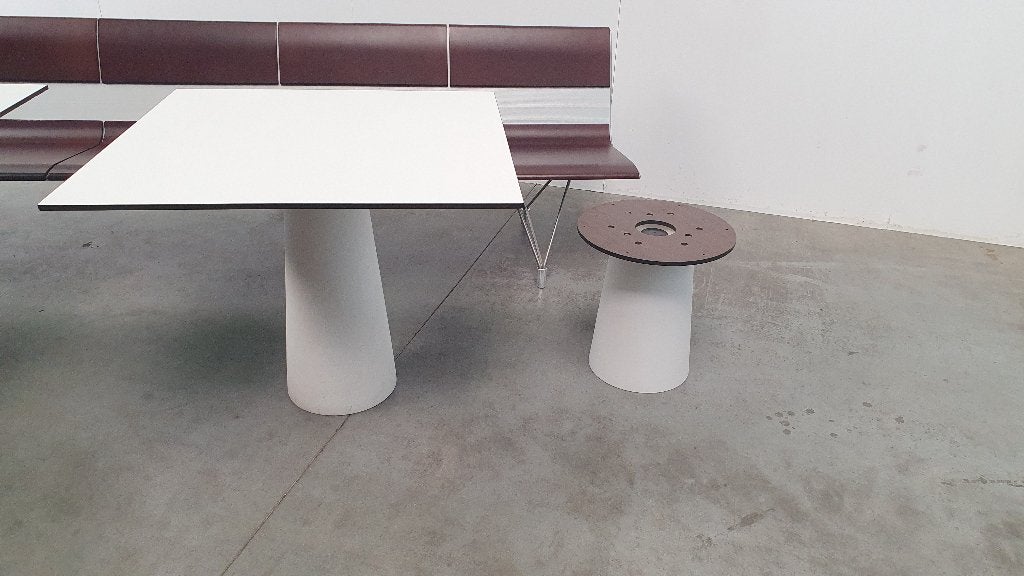 Table conteneur Moooi + base basse blanche design hollandais, Maison & Meubles, Tables | Tables d'appoint, Utilisé, Carré, Synthétique