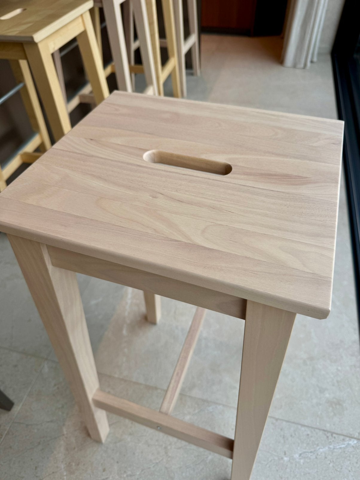 5 stevige Ikea houten barkrukken, Comme neuf, Bois, 60 à 90 cm, 5 tabourets ou plus