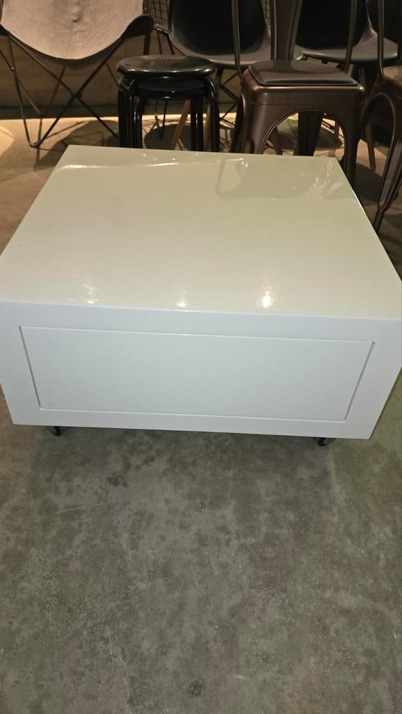 Table basse blanche, Enlèvement