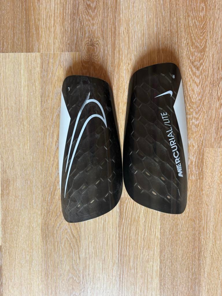 scheenbeschermers nike, Enlèvement ou Envoi, Comme neuf