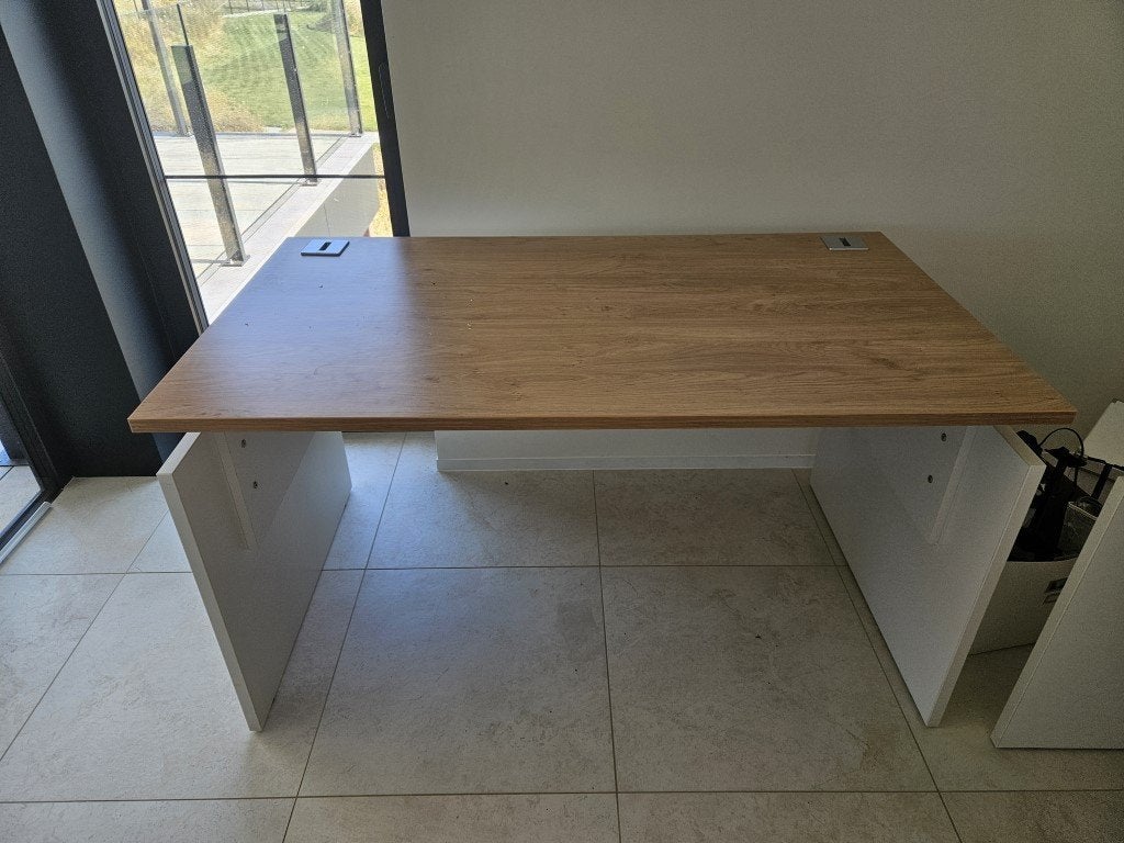 Bureau structure en bois massif et 2 entrées de câbles 2 ex, Autres marques, Bureau d'ordinateur, Comme neuf, Enlèvement