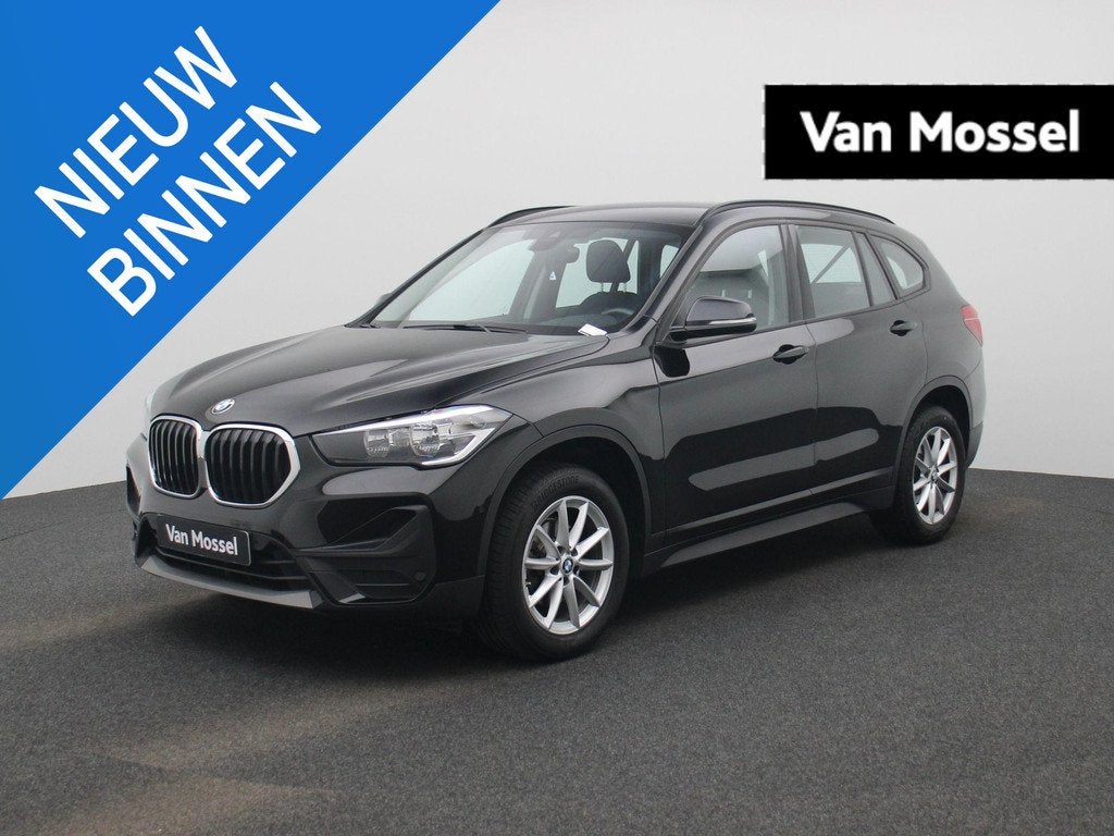 BMW X1 sDrive16dA (85 kW) CAMERA | NAVI | Zetelverwarming, Auto's, BMW, Stof, Gebruikt, 116 pk, Zwart