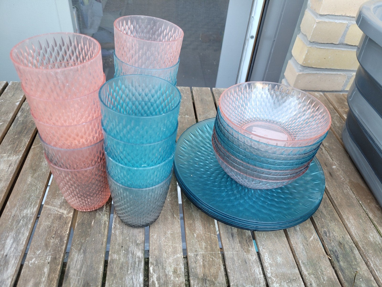 Plastieke drinkbekers en schaaltjes, Enlèvement
