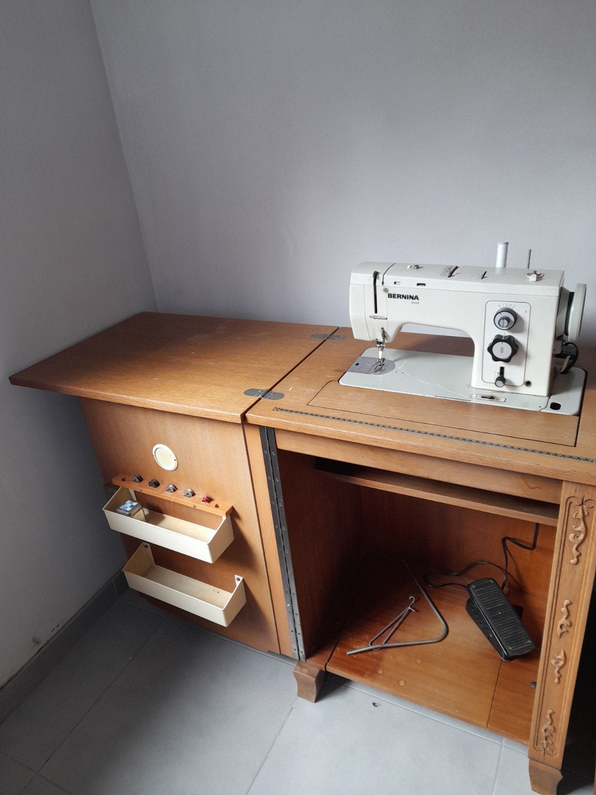 bernina naaimachine in meubel, Hobby en Vrije tijd, Ophalen, Gebruikt, Bernina, Naaimachine