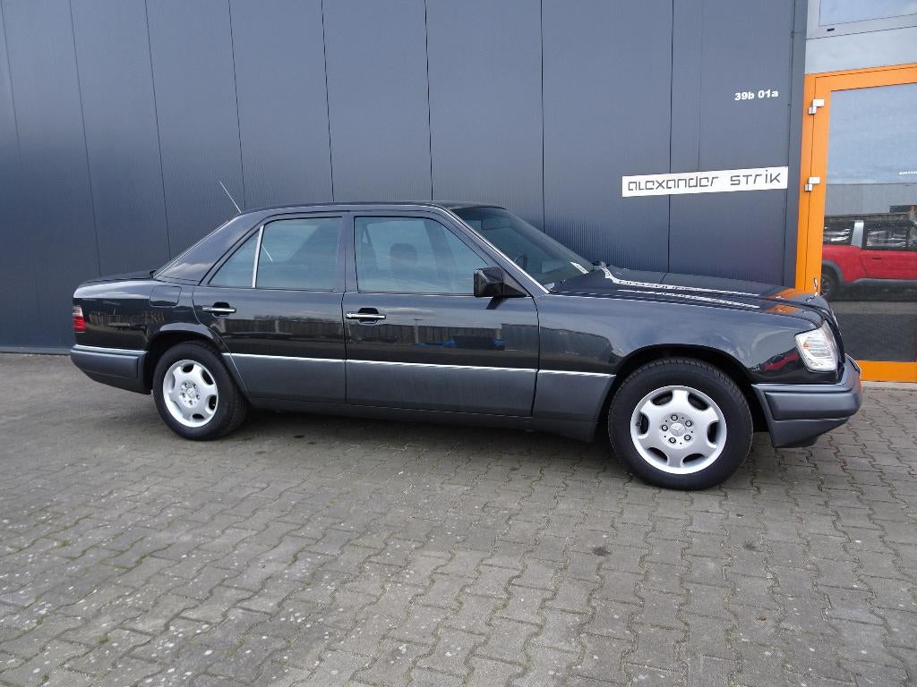 Mercedes E220 124 1994 mooie staat, 4 deurs, Bluetooth, Zwart, Bedrijf