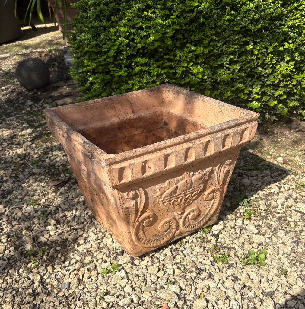 Brocante verweerde bloempot met motieven, Ophalen of Verzenden