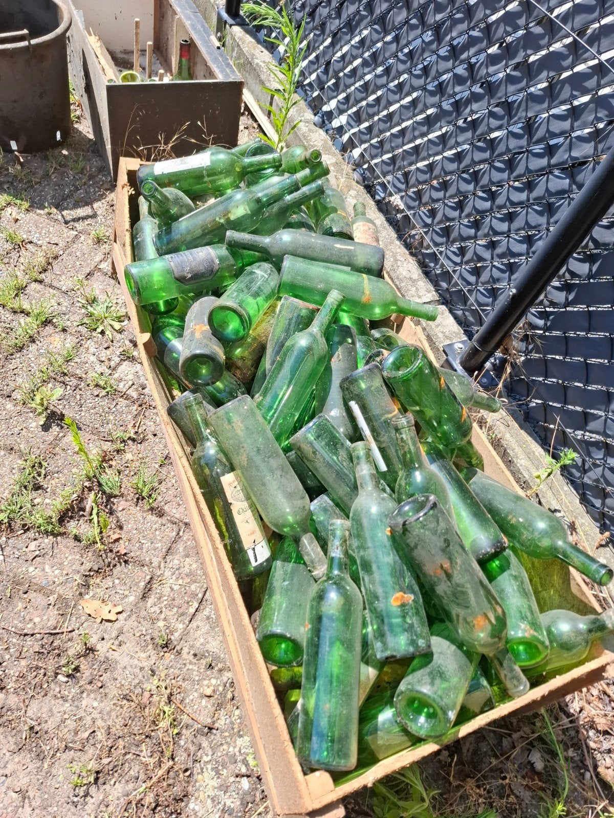 Lege groene wijnflessen, Ophalen