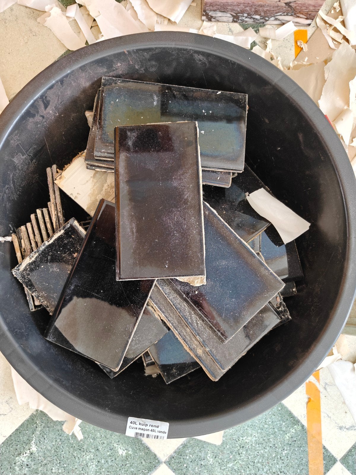 Bouwemmer 42 liter vol stenen plinten, Ophalen