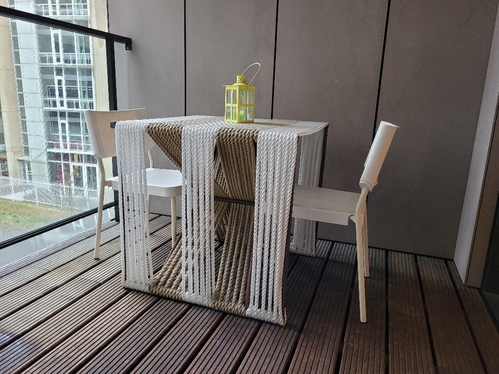 Table avec bâche autour d'une structure en acier, Enlèvement, Rond