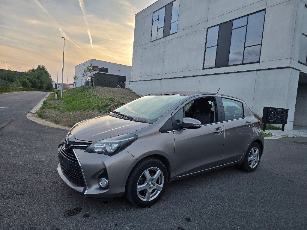 Toyota Yaris 1.3i - 121 000 km - 02/2015, Autos, Toyota, Achat, 4 portes, Entreprise, Noir