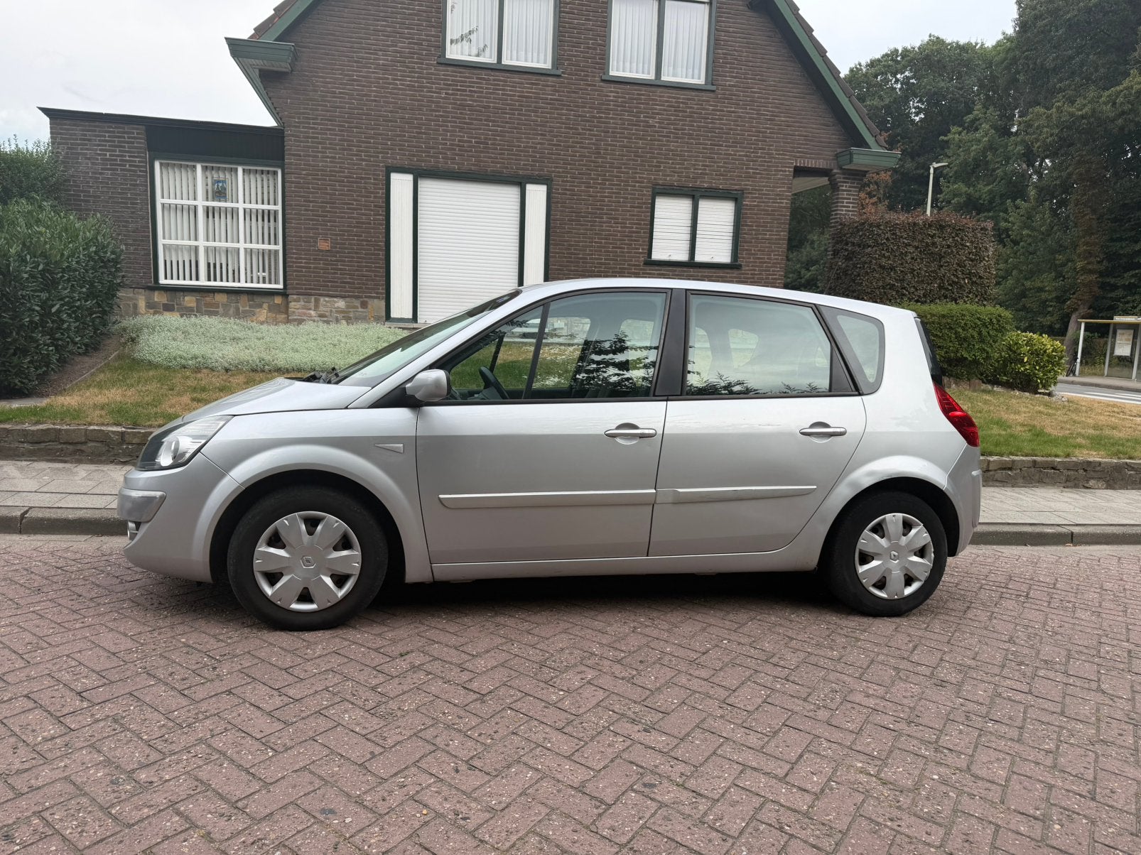 Renault Scenic 1.6i essence AUTOMATIQUE Climatisati Carpass, Autos, Achat, 1586 cm³, Entreprise, Entretenue par le concessionnaire