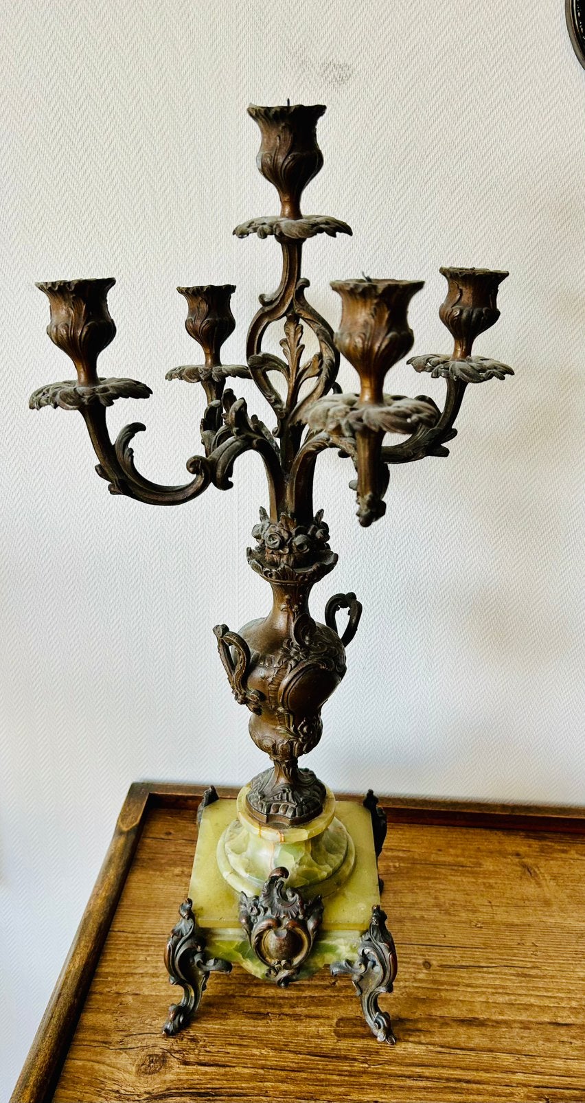 Oude kandelaar met marmeren voet, Ophalen