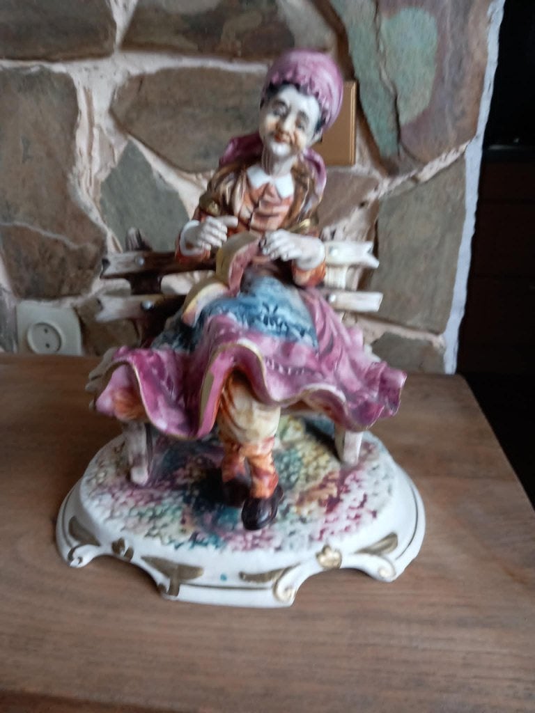 posture porcelaine (vieille dame sur un banc), Antiquités & Art, Antiquités | Porcelaine, Enlèvement