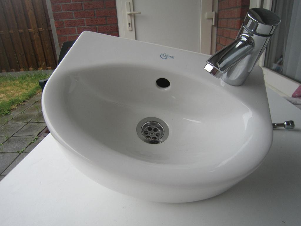lavabo met kraan (schell), Ophalen, Kraan